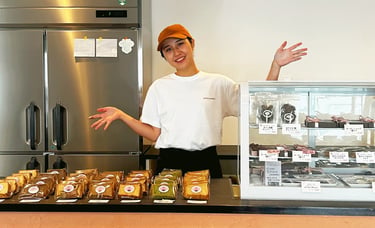 HIPPO to MOCA(ヒッポトモカ)店内で立つ平田朋佳さん|堺市のニュースならサカイタイムズ