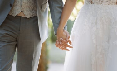 Hochzeitsfotograf Coburg: Detailfoto, händchenhaltendes Brautpaar mit grünem Anzug. 