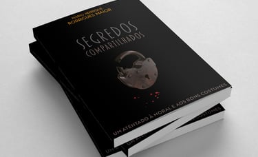 capa de um livro, com cadeado quebrado e gotas de sangue