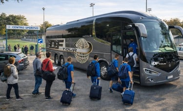 Squadra giovanile in trasferta sportiva che sale su un autobus con conducente vicino a un centro sportivo