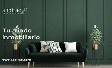 Un sofá verde con almohadas y cojines frente a una pared verde.