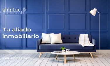 Un sofá azul con almohadas en una habitación.