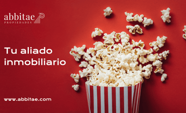 Una caja de palomitas de maíz con palomitas de maíz dentro de la caja
