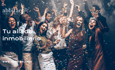 Un grupo de personas de pie alrededor de una fiesta.