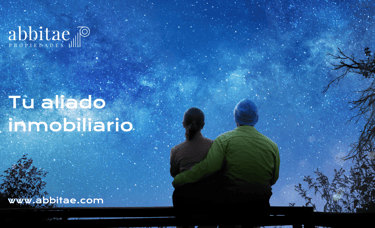 una pareja sentada en un banco mirando las estrellas