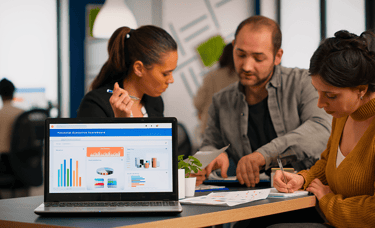 Especialista em marketing analisando palavras-chave