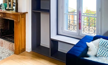 Bibliothèque intégrée Shelfi – Vaucresson – Valchromat gris – finitions artisanal