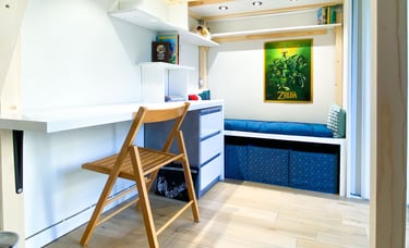 Bibliothèque mezzanine Shelfi – Neuilly-sur-Seine – rangements intégrés sous structure épicéa