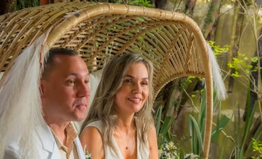 Boda civil en Envigado, novios posan en banca colgante de mimbre.