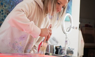 photo of a painter, photo in immersion, photo to enhance the know-how, photo of art 
