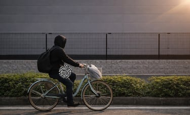 下半身を露出して自転車に乗る男のイメージ画像｜堺市のニュースならサカイタイムズ