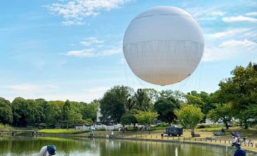 おおさか堺バルーンが公園の池の上に浮かぶ様子｜堺市のニュースならサカイタイムズ