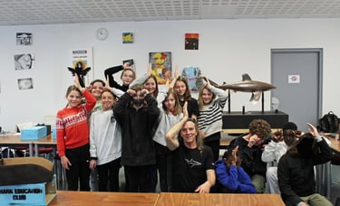 Alain Surina fait le signe des requins avec des collègiens