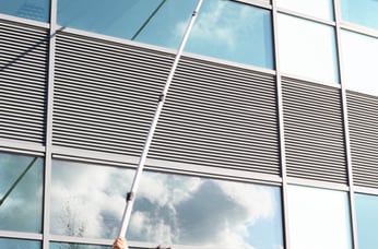 Nettoyage de vitres en hauteur par M&M Services Pro à Rouen