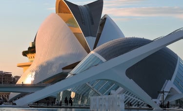 Vista del Palau de les Arts y el Hemisfèric en la Ciudad de las Artes y las Ciencias de Valencia al 
