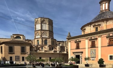 Plaza de la Almoina, parte trasera de la basílica y de la catedral de Valencia