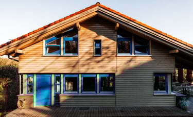 Westfassade der Immobilie mit Material- und Farbharmonie