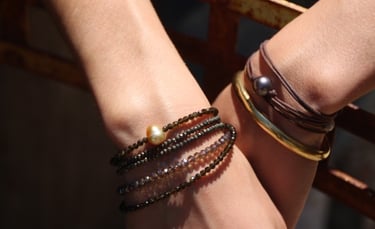Bijoux 3en1 en pierres semi précieuses et perles de Tahiti et dorée