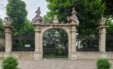 ogrodzenie Archikatedralnego soboru św. Jura. Łuk kamienny z misternymi wzorami i posągami