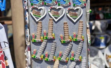 Lojas e barracas com souvenirs de Pisa e Toscana à venda.