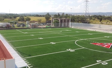 Pasto sintético de alta calidad instalado en una cancha de futbol americano en Guadalajara