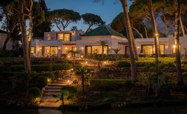 Nighttime facade of Villa El Rincon guest house