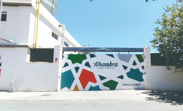 Graffiti mural corporativo en fachada fábrica Cervezas Alhambra. Para la campaña de Grupo Mahou.