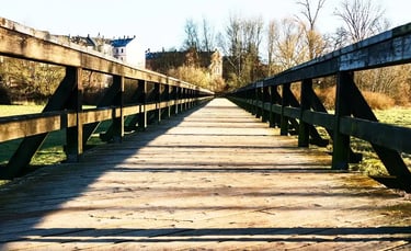 Holzbrücke in Fürth mit Blick auf die umliegende Natur – ruhiges Wohnumfeld in der Metropolregion Nürnberg.