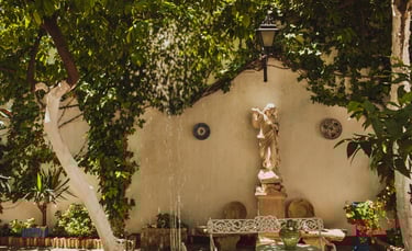 Patio cordobés con fuente en Andalucía