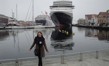 Porto de Stavanger na Noruega com os navios Queen Mary e Queen Elizabeth ao fundo