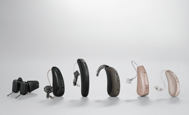 grupo de seis diferentes modelos de aparelhos auditivos