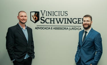 Dois homens em pé um ao lado do outro em um escritório jurídico.