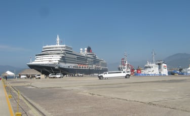 Navio Queen Elizabeth atracado no porto de Manzanillo, México.