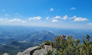 Vista panorâmica do Pico da Caledônia em Nova Friburgo com mar de nuvens..
