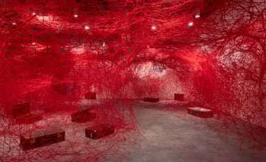 Trabalho da artista japonesa Chiharu Shiota,  "ENTRE MUNDOS, (2024) photos Kayhan Kaygusuz