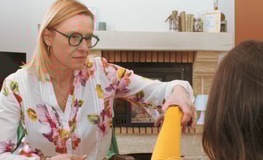 séance d'hypnose thérapeutique entre Lydie Tailland, hypnothérapeute et une cliente