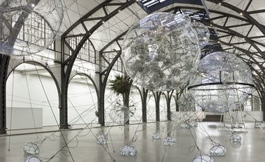 Saraceno cria instalações aéreas que combinam ciência e arte para explorar novas possibilidades