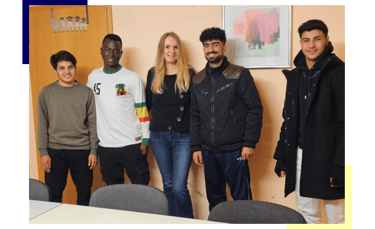 Eine junge Gruppe an Schülern im Fach DAF