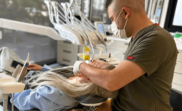 Girne, Kıbrıs’ta uzman diş hekimi Dr. Dt. Kemal Güldüren | Diş teli, ortodonti, şeffaf plak.