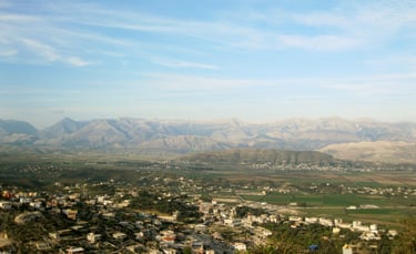 Vista panorâmica de Sarandë, Albânia, a partir das montanhas próximas.