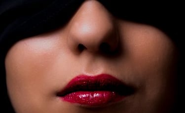 femme bandeau sur les yeux