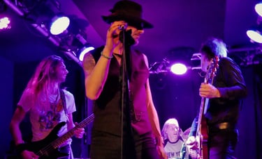 Nancy Boys, onstage at L'International (Dec. 2022)