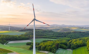 Windrad in grüner Landschaft