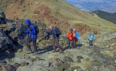 grupo caminando en la montaña