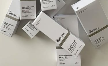 Productos para el cuidado de la piel The Ordinary en envases de cartón blanco.