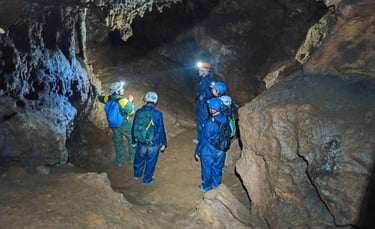 guia y grupo dentro de una cueva