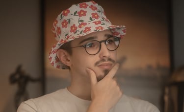 Photo de Raphaël VLR réfléchissant