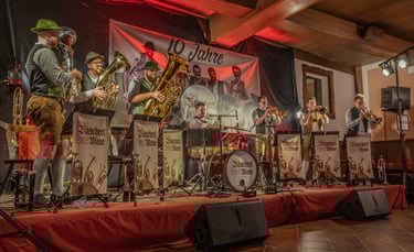 Die "Rüscherl Muse XL" bei ihrer Bühnenpremiere 2025