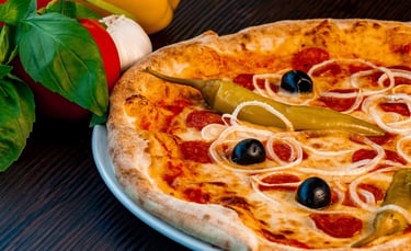 Frisch gebackene Pepperoni-Pizza mit Oliven, Zwiebeln und grüner Paprika