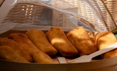 Traditionelle indonesische Snacks in einem Bambuskorb fotografiert